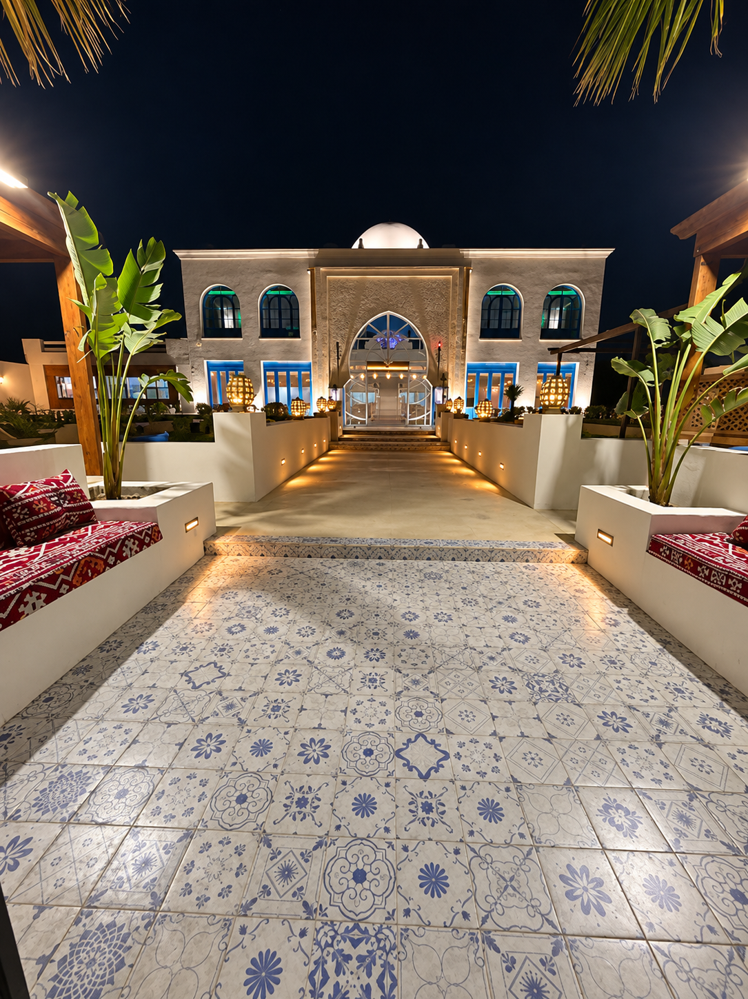 L’entrée illuminée du Riad Djerba à Midoun